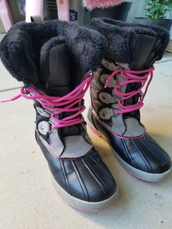 Black and gray Totes boots with black faux fur lining. Size Girl 3 Med
