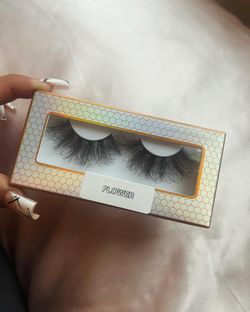 eyelashes