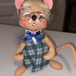 Annalee Mobilitee felt mouse doll secretary