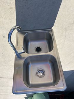 New kitchen sink comes with faucet size 33” long x 22” wide x 9” asking $180  Nuevo sink de cosina viene con llave y molino y coladeras pido $180 /  3