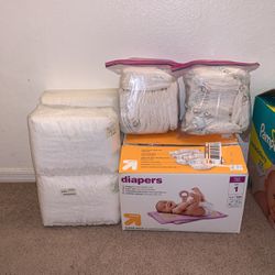 Newborn / Size 1 Diapers 