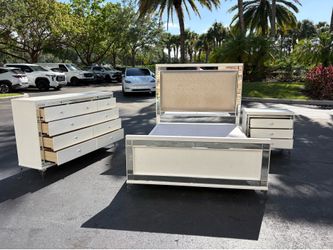 Beautiful Bedroom Set Queen Size Solid Wood White Color In Excellent Condition by MalaysiaFurniture
