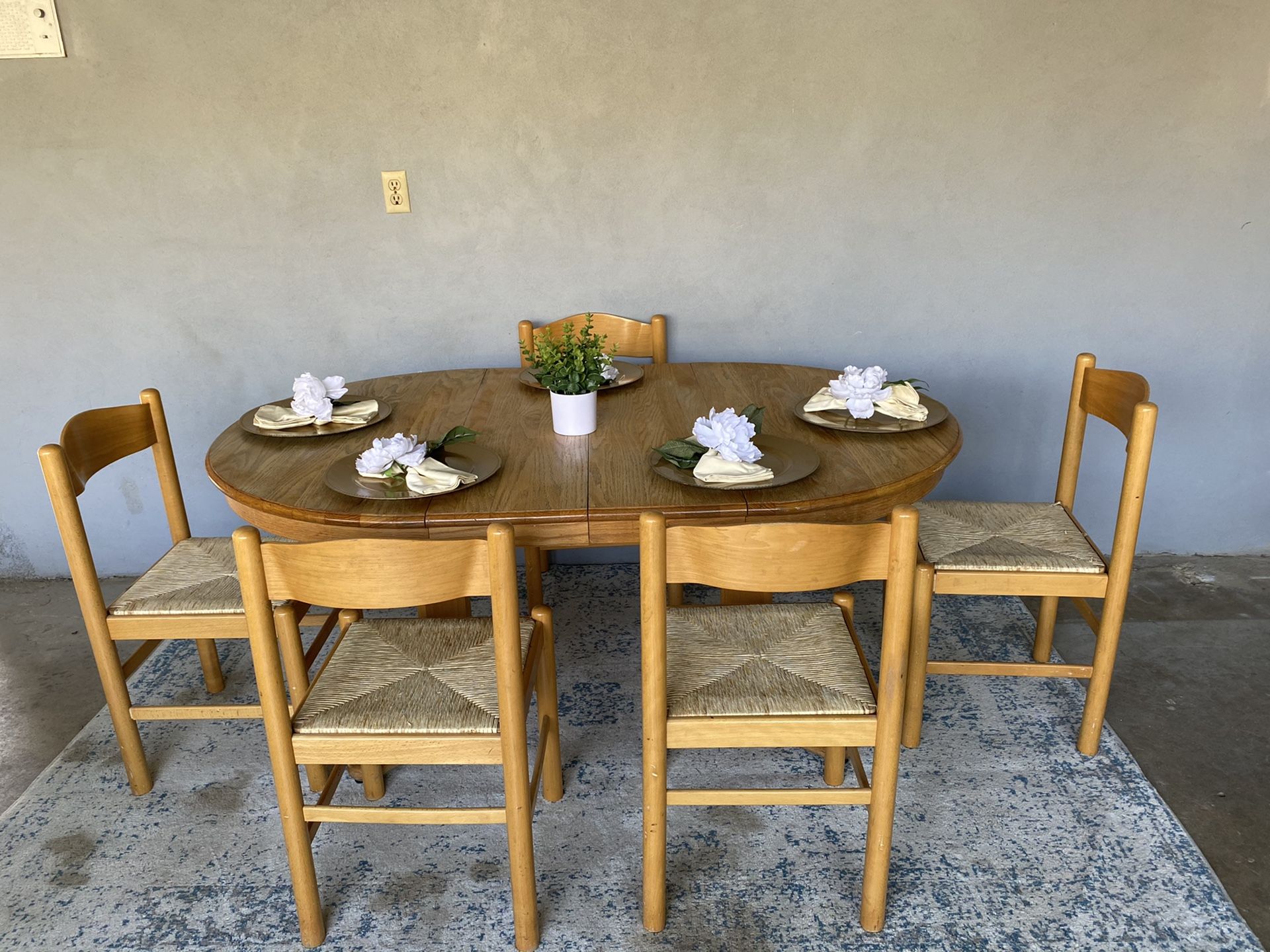 Super cute dining table with 5 chairs in good condition!