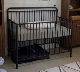 Million Dollar Baby Classic  Winston 4-in-1 Convertible Crib