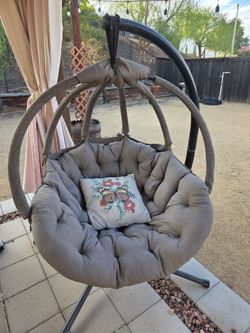 Outdoor swinging chair