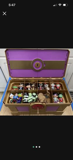 RYANS World Treasure Chest with Figures Coins Keys