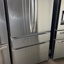 NEW OPEN BOX LG FOUR DOOR REFRIGERATOR WITH INTERNAL WATER/ICE 