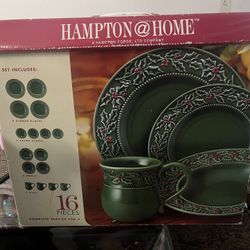 Christmas Berries Dinnerware 16pc Hampton