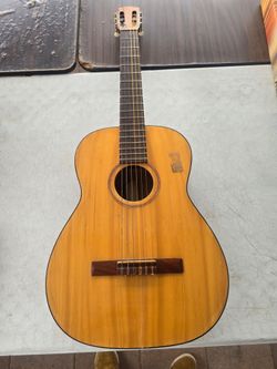 Used acoustic Guitar