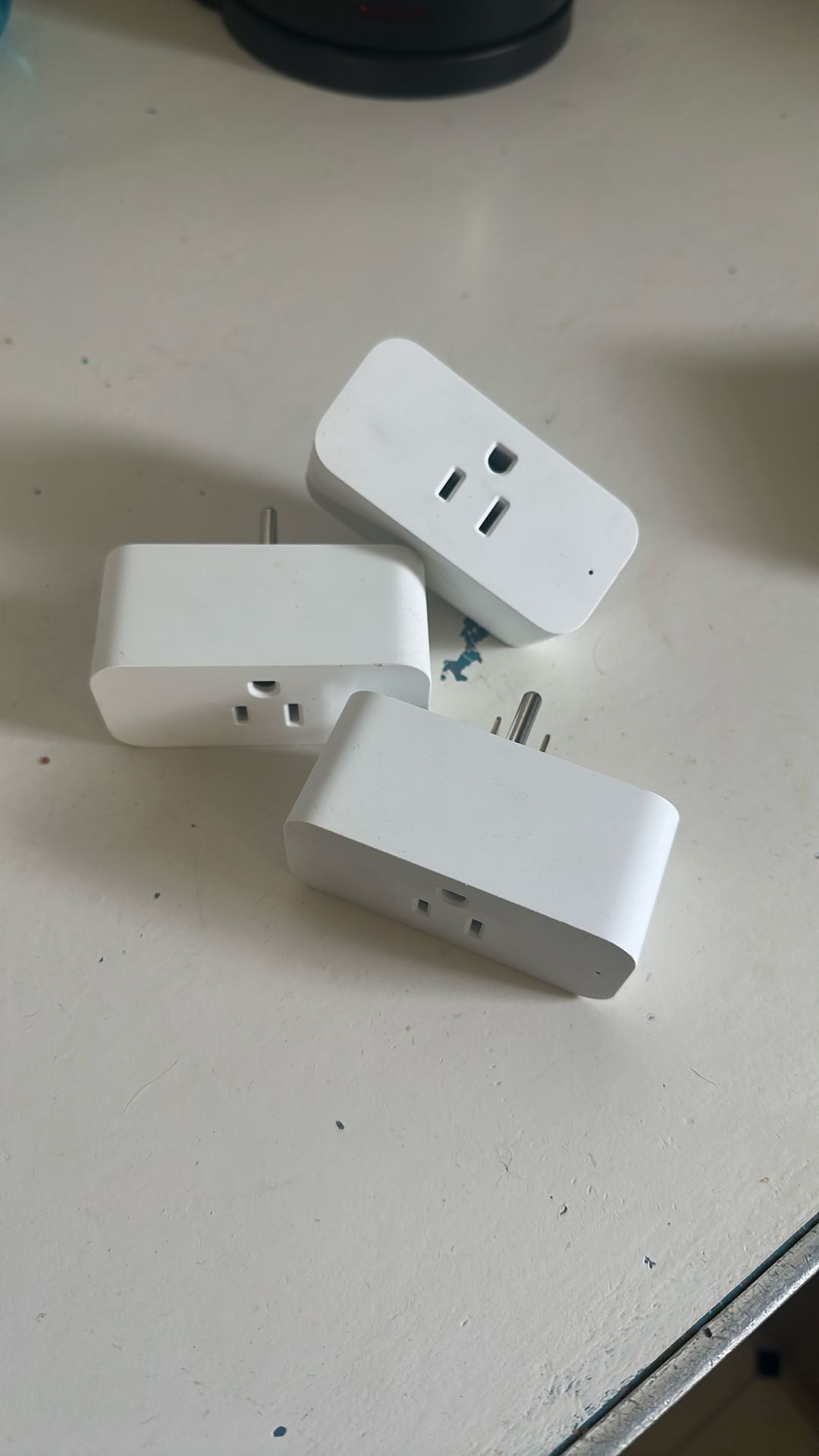 Three Amazon smart plugs