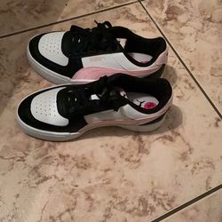 Pink , black pumas , 4.5