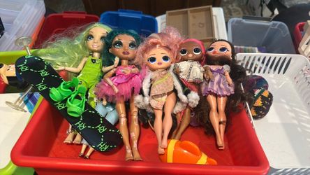 accessories 5 Brat Dolls and box of clothes and accessories
