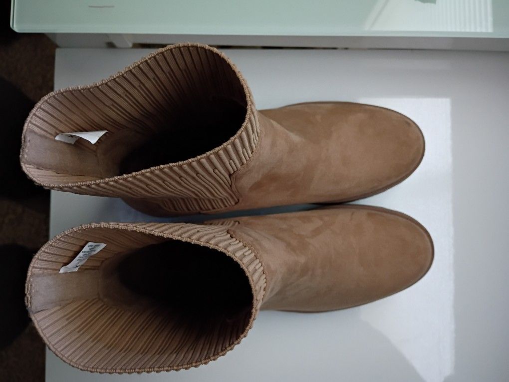 Beautiful Brand New Old Navy Swade Tan Boots 