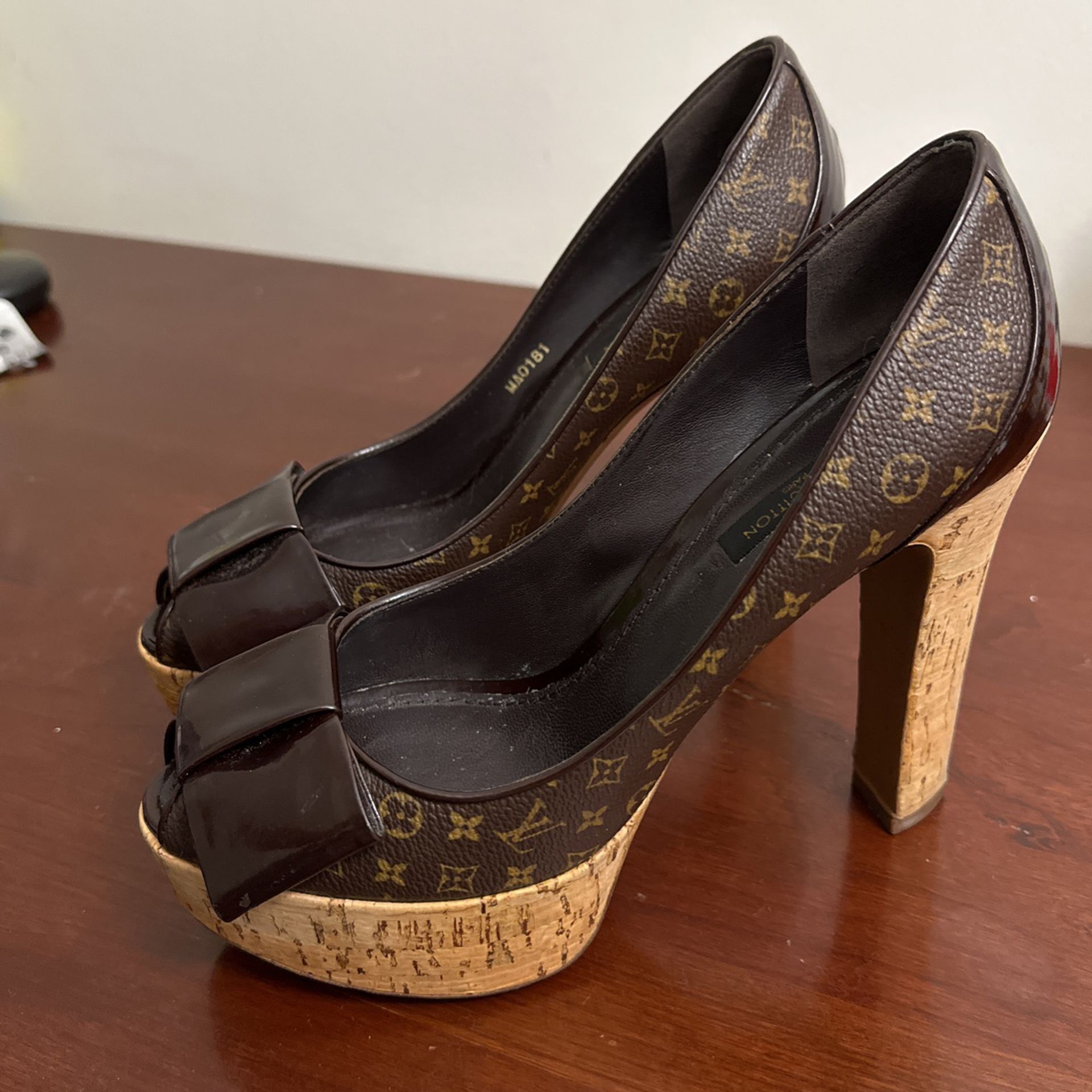 Louis Vuitton. Red bottoms for Sale in Miami, FL - OfferUp