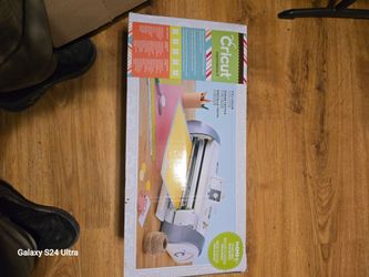 Cricut expressions 2 machine w/cartridges