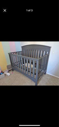 Gray Convertible Crib – Adjustable Mattress Height (No Mattress)