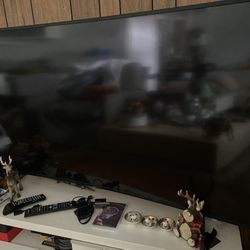  Samsung 55” UN55RU7300F Curved Screen Smart LED-LCD TV - 4K UHDTV