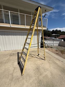 12’ Werner fiberglass step ladder 300 lbs rated no cracks or bends $165 cash FIRM in Upland 91784