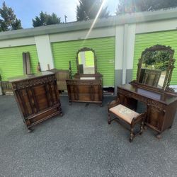 Absolutely Gorgeous Vintage Full Size Complete Bedroom Furniture Set From Early 1900s Italian Renaissance In Good Condition.