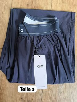 Nuevos pantalones de sudor de pierna ancha de Alo Yoga Renown en muchos colores, incluyendo verde oliva, negro, azul marino y marrón. Cada par tiene u