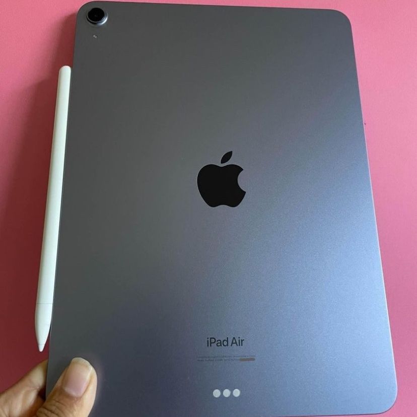 Apple IPad Air 5th Generation (10.9” Liquid Retina/ M1 chip / Latest Model) 64GB with pen, keyboard case & Accessories (256gb $599)