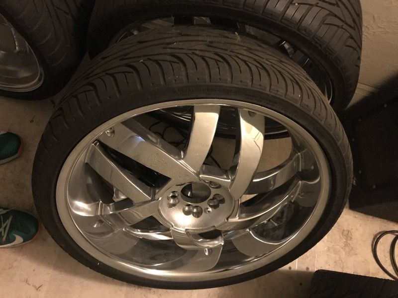 Like NEW 22” UNIVERSAL RIMS