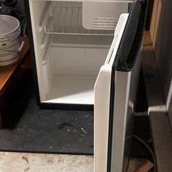 Whirlpool Mini Refrigerator 