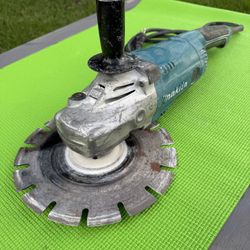 MAKITA GA9071 ANGLE GRINDER 