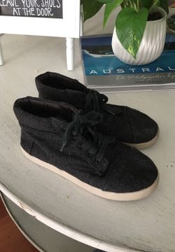 BOYS TOMS SIZE 2.5