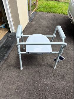 Movable toilet set