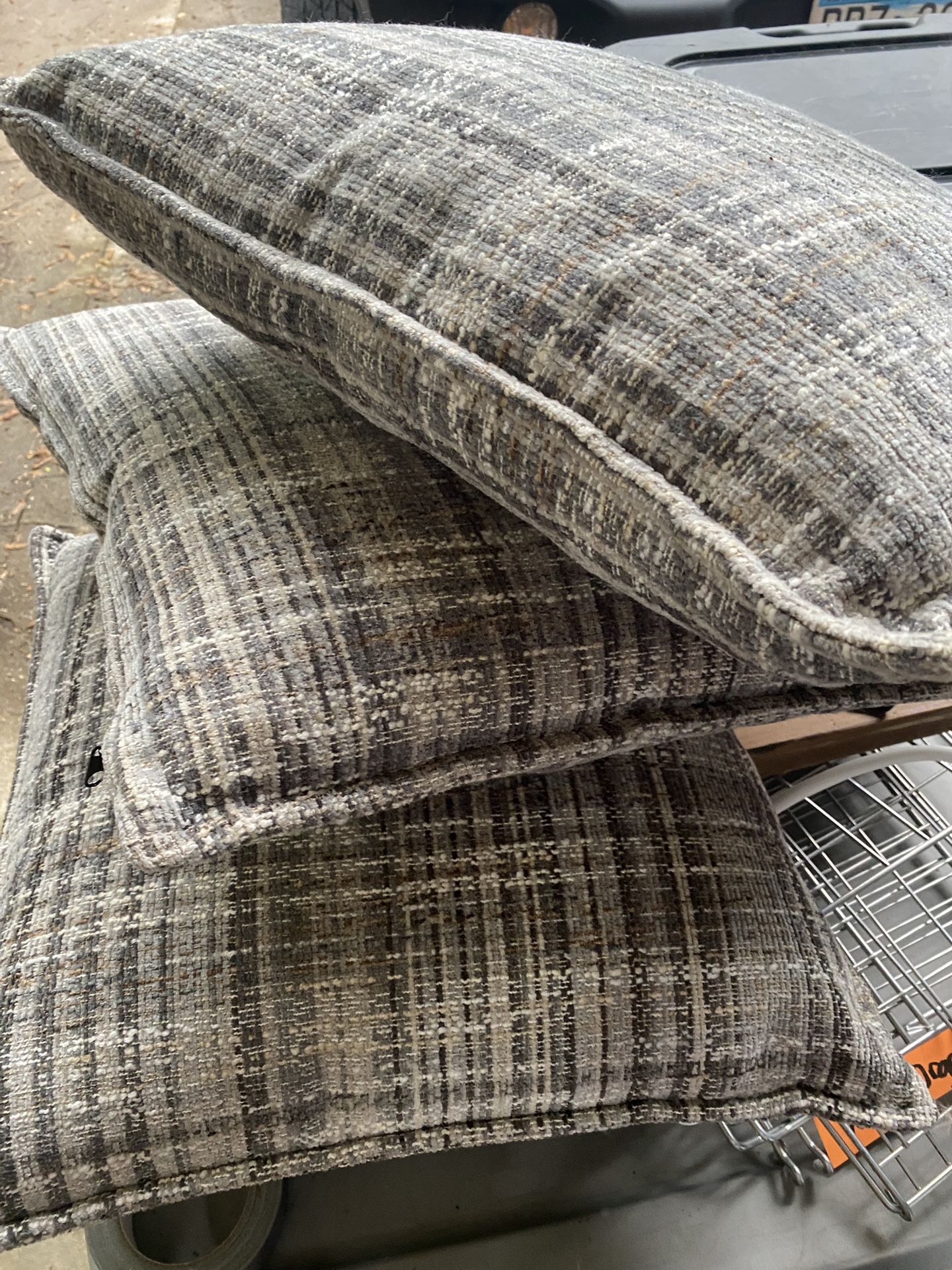 High Quality Throw Pillows With Zippered Covers