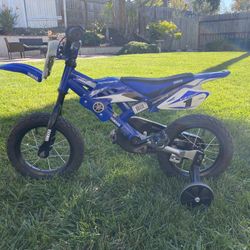 Yamaha Motobike (pedals + Training Wheels)