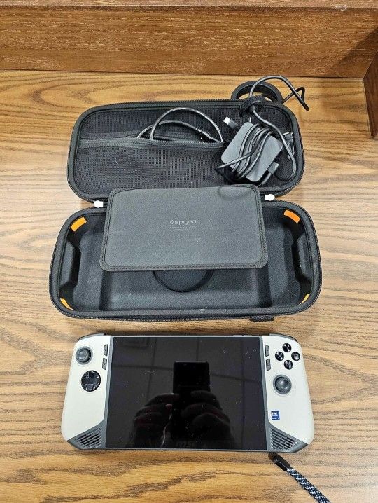 MSI Claw 18 AI+ With Case