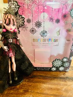 COLLECTIBLE Monster High Howliday Winter Edition Draculaura Doll. Opened but only placed in a shelf