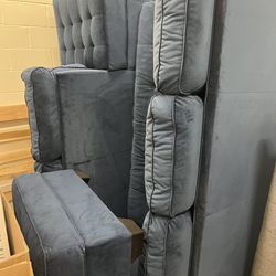 Very good condition blue velvet couch  ( shoot offer)