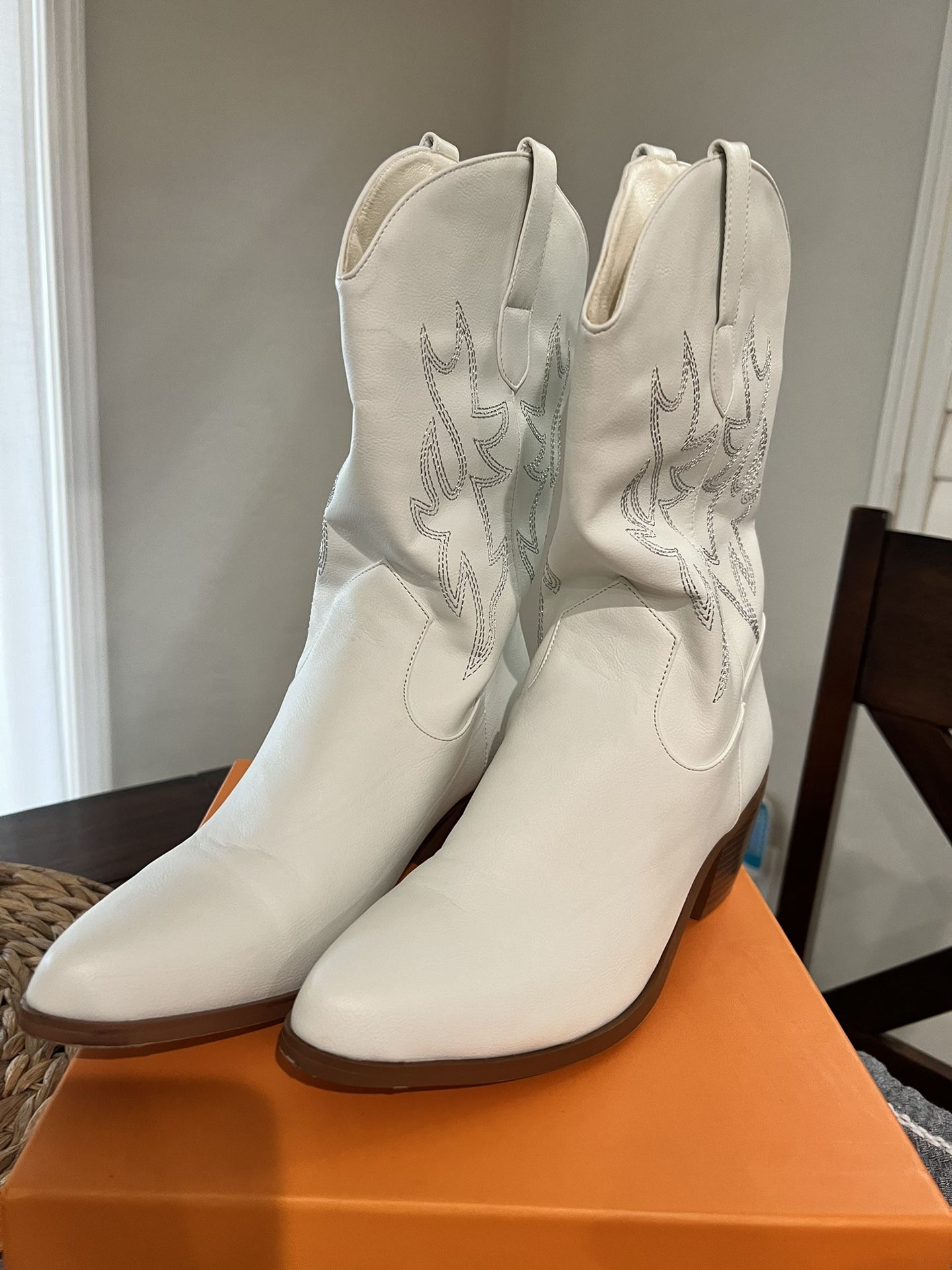 Women’s White Cowgirl Boots Size 8