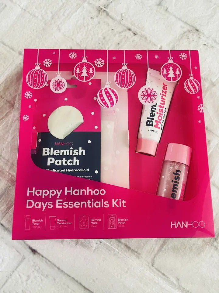 Happy Hanhoo Days Essentials Kit Christmas is NWT. Contains a toner, moisturizer, face mask, and blemish patches