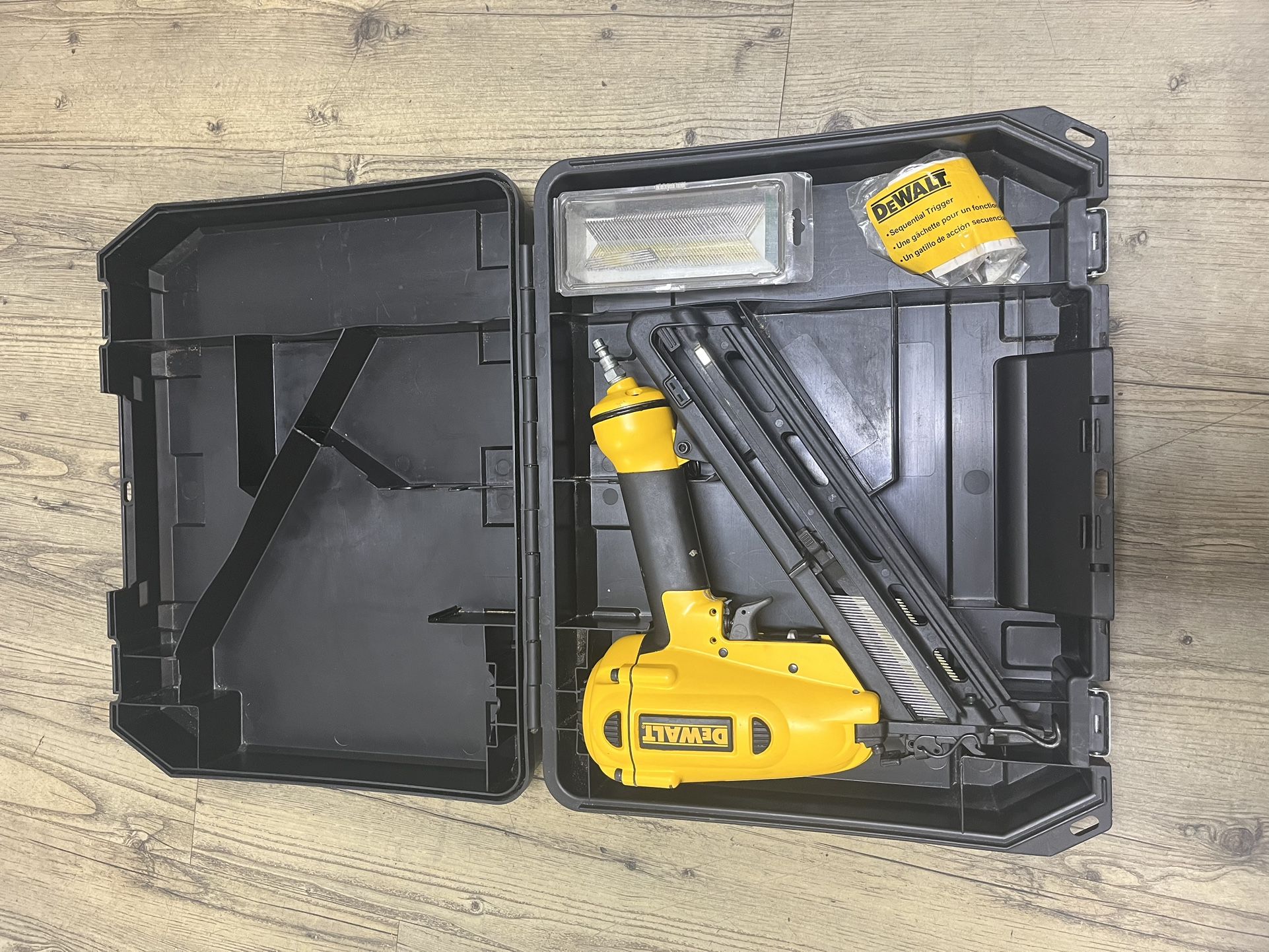 Dewalt 15GA D51275 Nailer With Hard Case