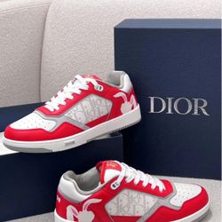 Leather low-top fashion sneakers for men in white and red.