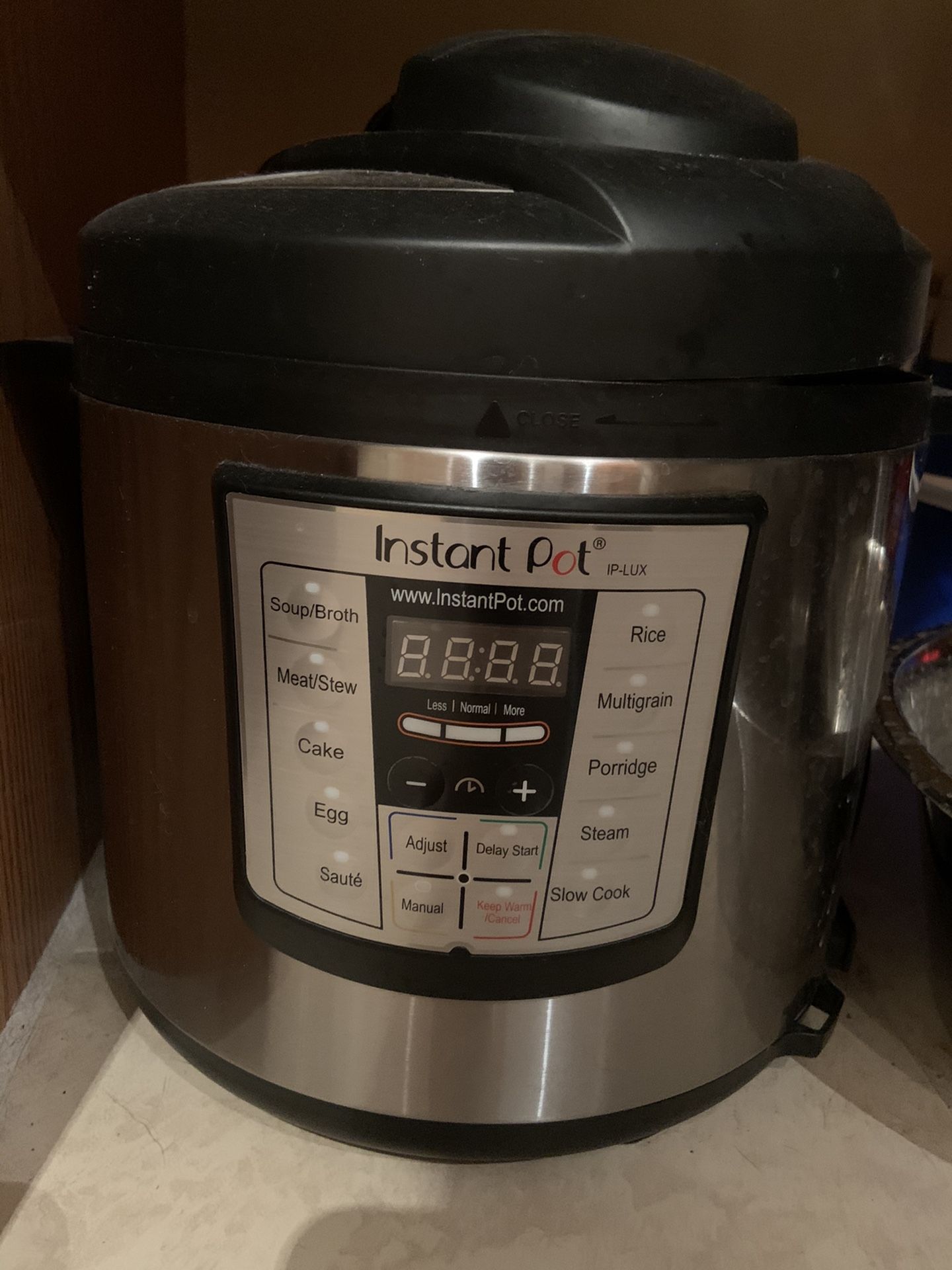 Brand New Instant Pot Lux 6in1 Electric Pressure Cooker for Sale in