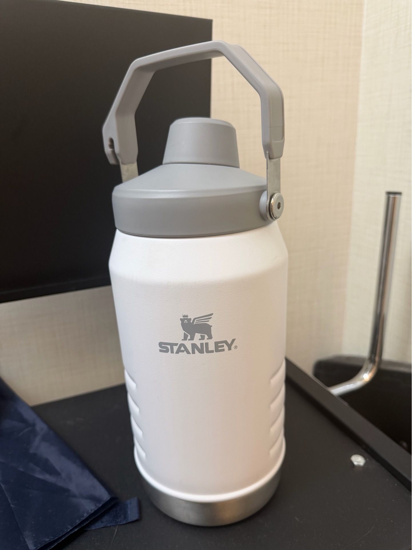 Stanley IceFlow Flip Straw Jug – White/Gray 64 oz