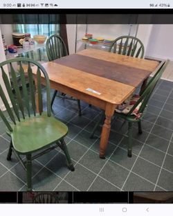 Table and 4 chairs table has 2 leaves.