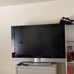 Large Tv, Comes With A Roku!! 