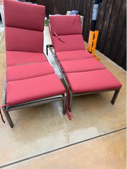 Outdoor lounge chairs with pads