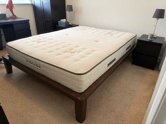 Avocado Organic Queen Extra Firm Mattress + Organic Protector – Only 7 Weeks Old