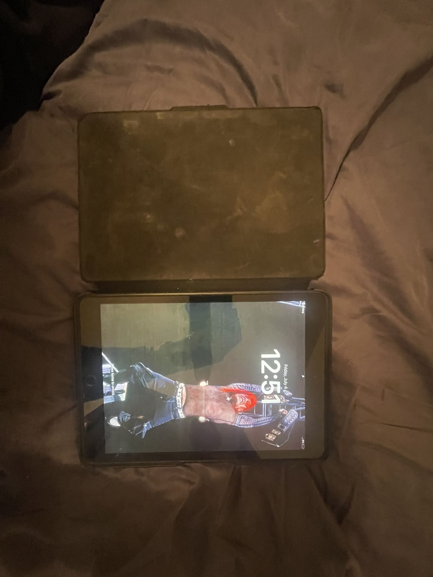 Apple iPad 7th Generation – Excellent Condition + Case Included