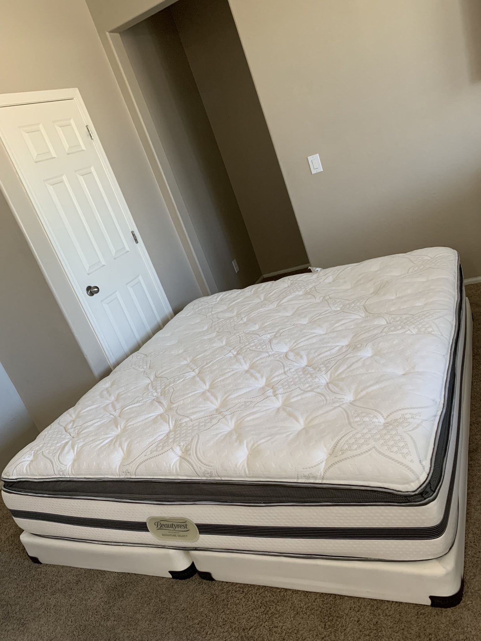 KING BEAUTYREST MATTRESS PILLOW TOP AND FREE BOX SPRINGS for Sale in