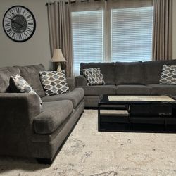 Living Room Furniture, 2 Sofas , 1 Loveseat +6 pillows