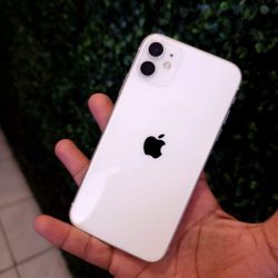 iPhone 11 , Factory Unlocked, Excellent Condition Like New 