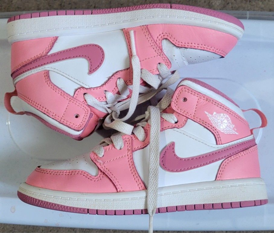 Nike Air Jordan 1 Mid Valentines Day 